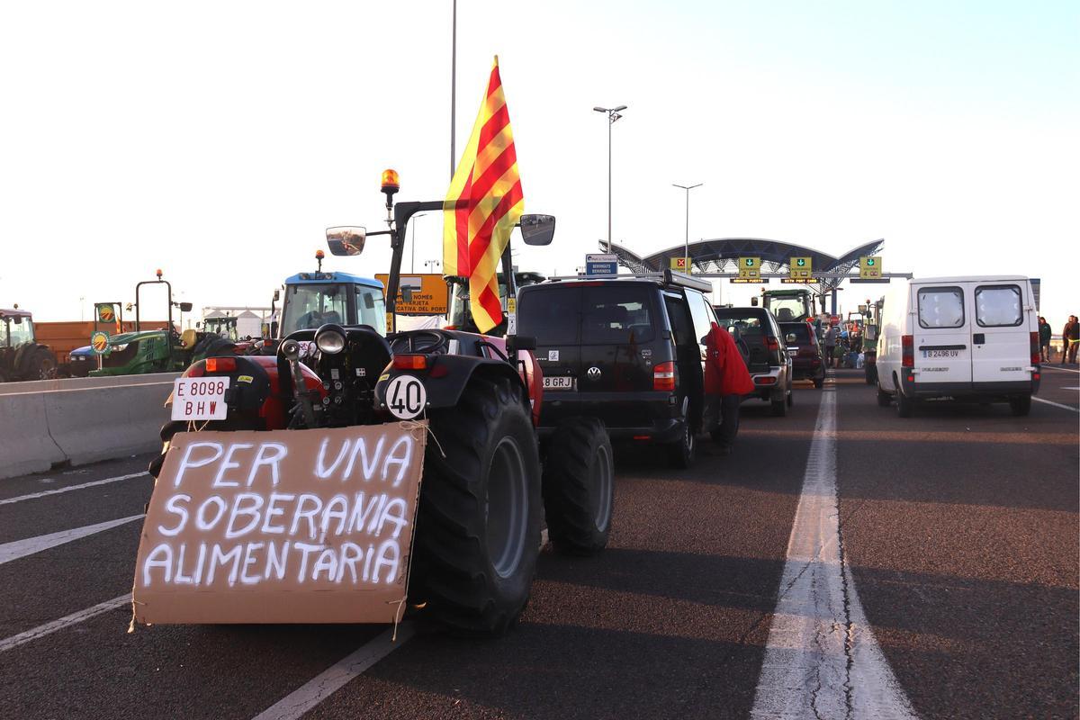 Los agricultores desbloquean los accesos al puerto de Tarragona