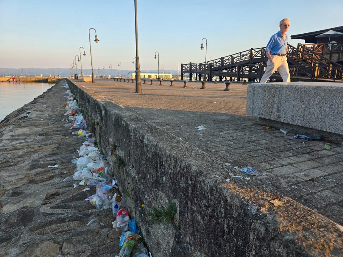 La basusa acumulada en la zona portuaria desde hace dos días. La basusa acumulada en la zona portuaria desde hace dos días.