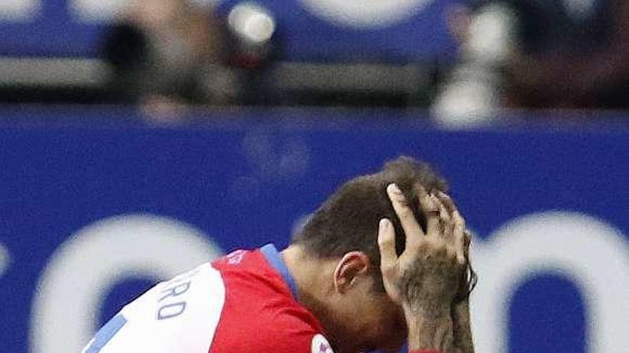 Isma Cerro se lamenta sobre el césped del Tartiere tras su lesión.