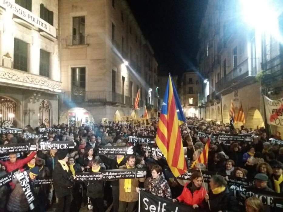 Concentració a Girona per demanar la llibertat dels presos polítics.