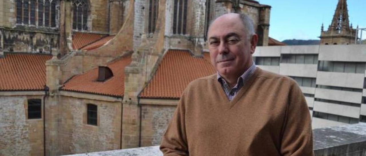 Ignacio Alonso, en la terraza de su despacho, con vistas a la Catedral.