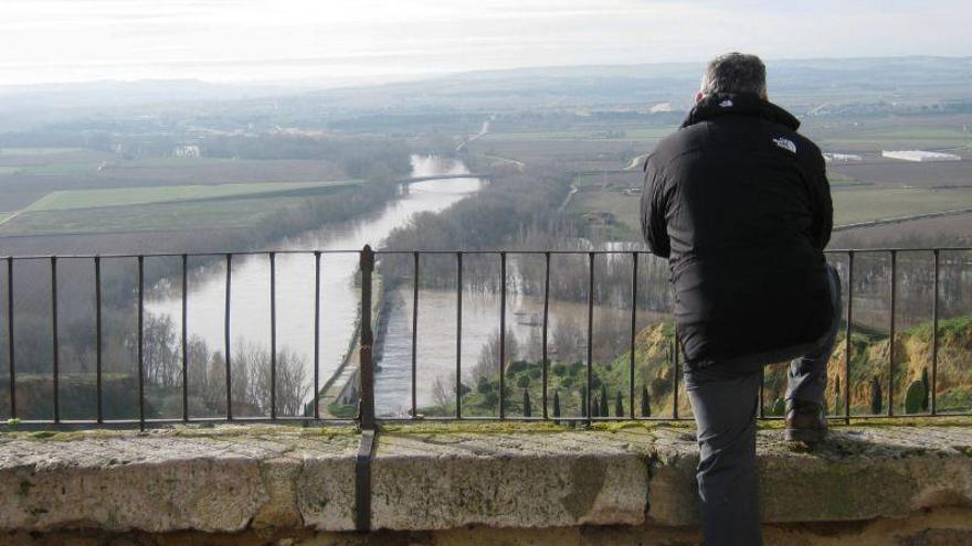 Un vecino observa la crecida del Duero en la vega de Toro desde el mirador situado en el Espolón