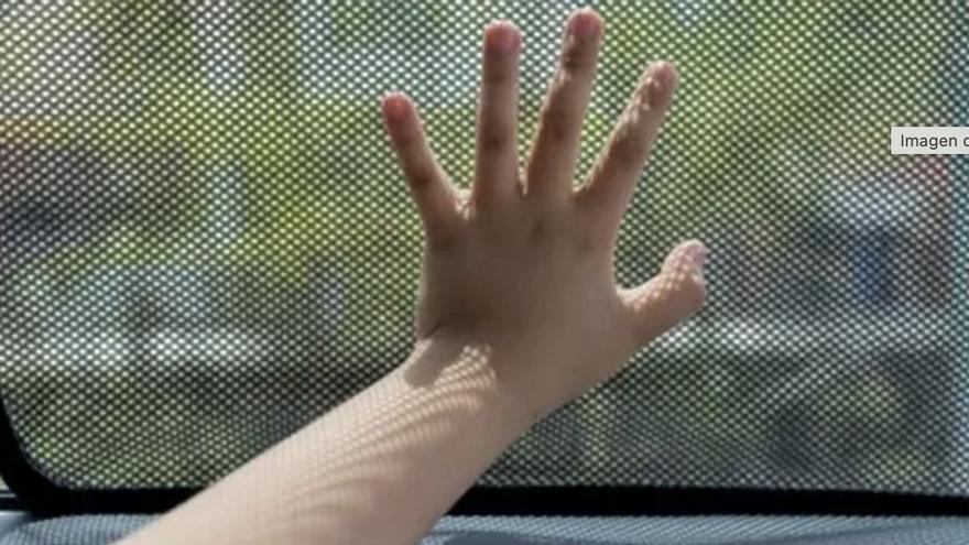 Imagen de archivo de un niño en el interior de un coche.