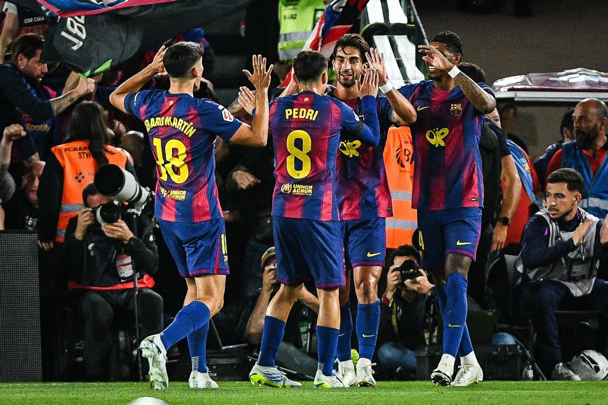 10 May 2026, Spain, Barcelona: Barcelona's Ferran Torres celebrates scoring his side's second goal with his teammates during the Spanish Primera Division soccer match between FC Barcelona and Real Madrid CF at Spotify Camp Nou Stadium. Photo: Matthieu Mirville/ZUMA Press Wire/dpa Matthieu Mirville/ZUMA Press Wir / DPA 10/05/2026 ONLY FOR USE IN SPAIN. Matthieu Mirville/ZUMA Press Wir / DPA;soccer;sports;football;Spain Primera Division - FC Barcelona vs Real Madrid CF