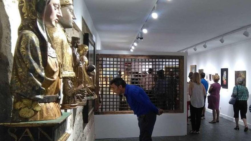 Visitantes admiran los fondos de la Fundación que se exhiben en la exposición.
