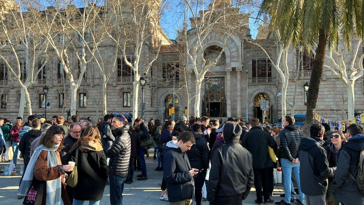 Concentración de personas frente al Palau de Justícia