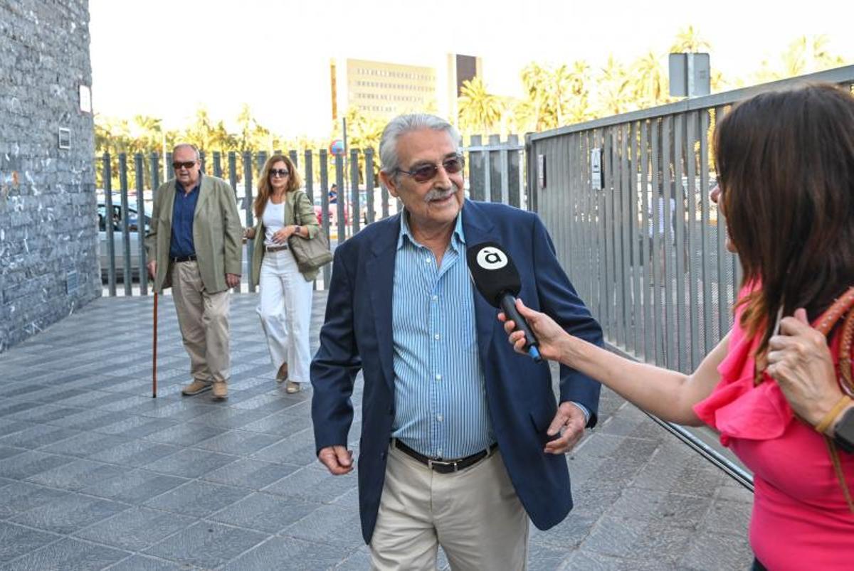 Momento del acceso de Medina a la Ciudad de la Justicia de Elche. Al fondo, Antonio Franco y Araceli Vilella, exconcejales de Orihuela