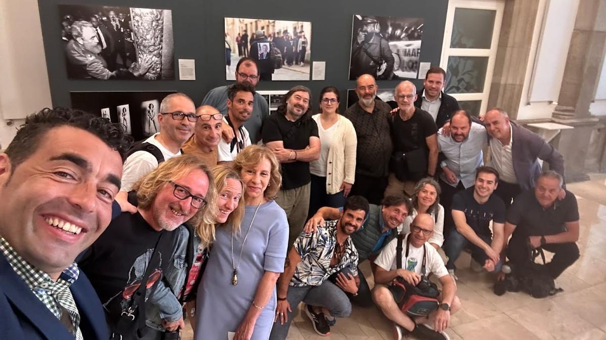 Selfie del presidente de la Diputación, Luis López, con los fotoperiodistas y organizadores de la exposición.