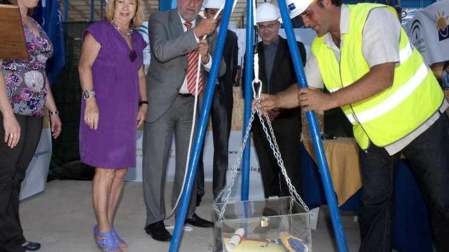 La edil de Educación, el alcalde de Benalmádena, el delegado del ramo y el presidente de Novasoft pusieron la primera piedra.