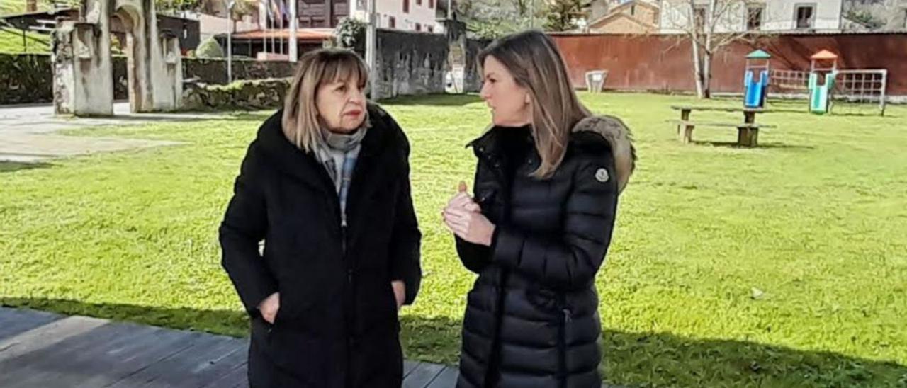 La alcaldesa, María Amor Álvarez (a la izquierda), y la viceconsejera de Turismo, Graciela Blanco, ayer, en Teverga.