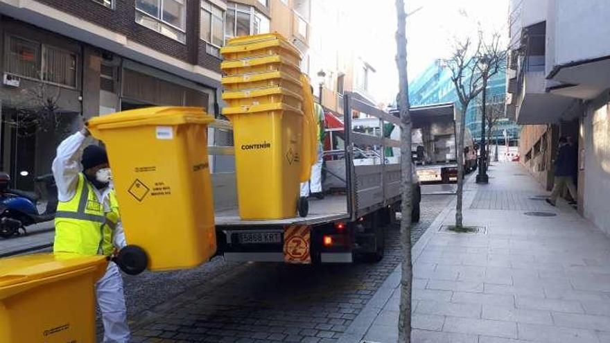 Entrega a Povisa de contenedores especiales para residuos sanitarios. // FdV