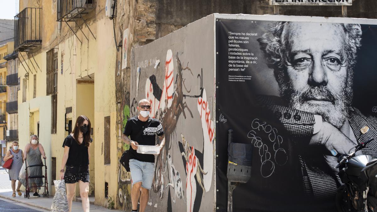 Mural sobre Berlanga en la calle Corona de València.