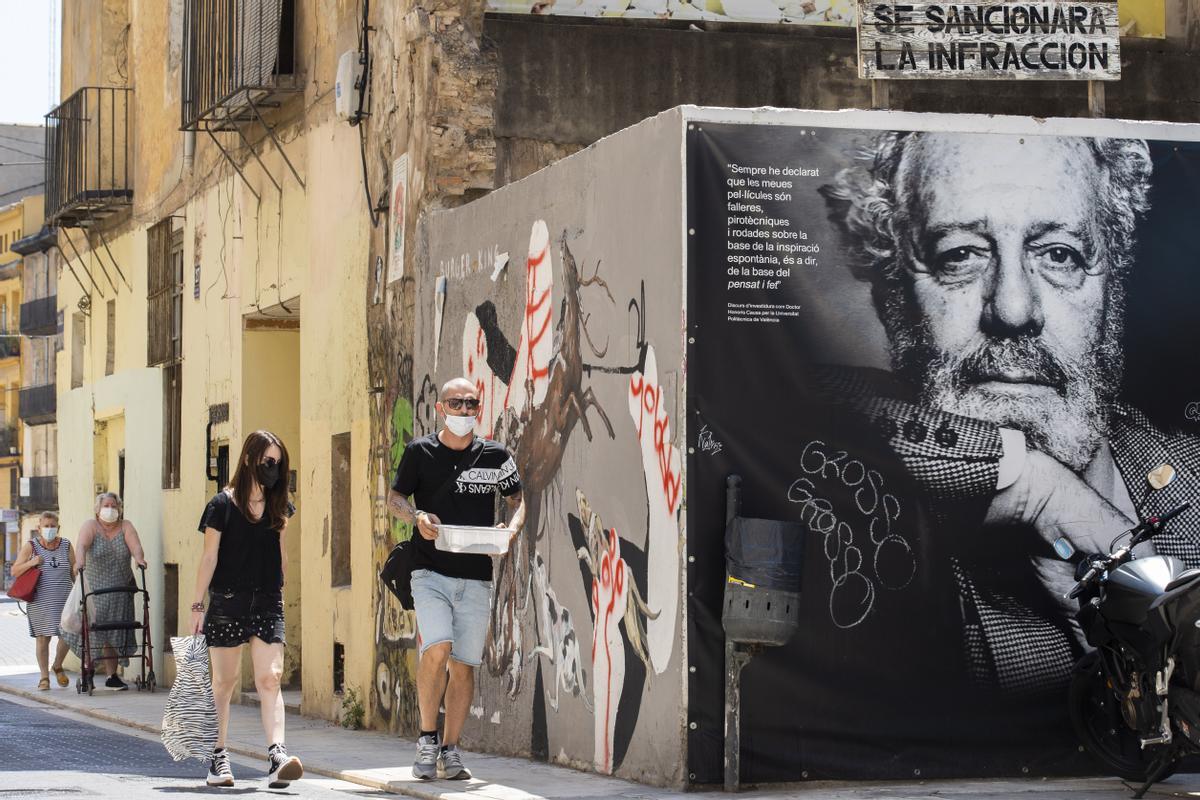 Mural sobre Berlanga en la calle Corona de València.