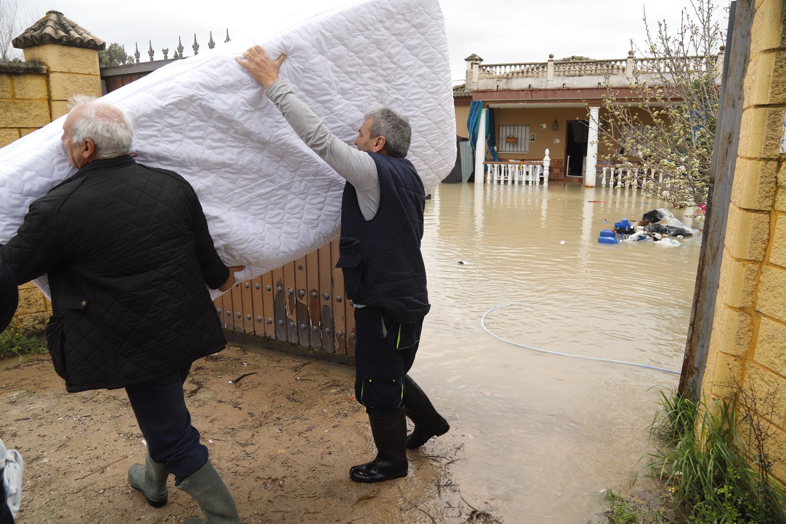 El río llega a las parcelas del entorno del aeropuerto