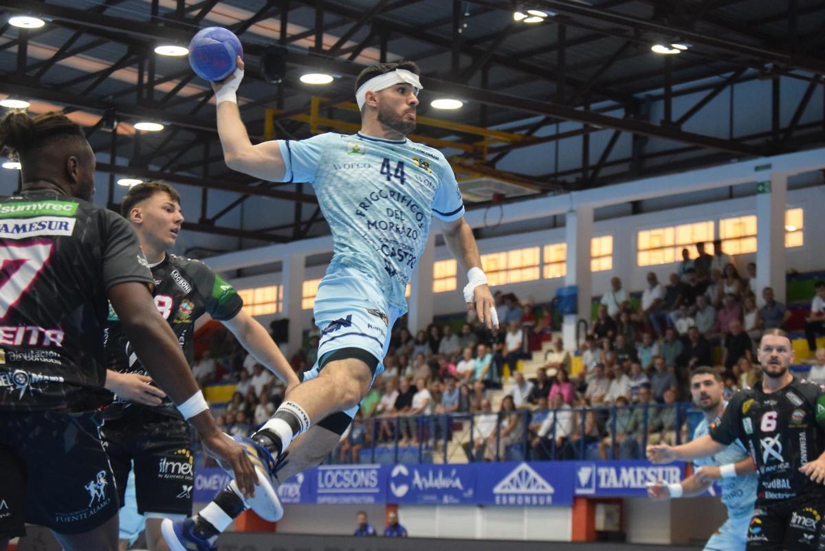 El jugador del Frigoríficos del Morrazo Santi López, que ayer tuvo que volver a jugar con un aparatoso vendaje, se dispone a marcar uno de sus cuatro goles ante el Puente Genil.