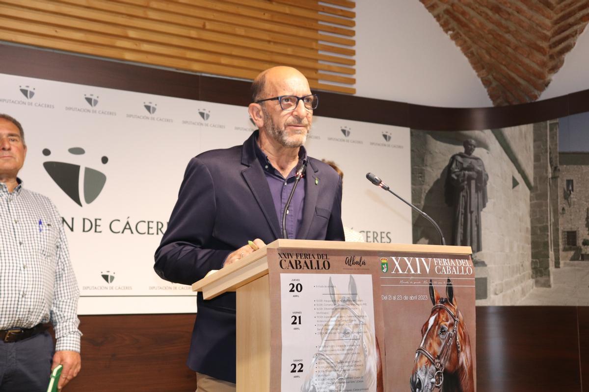 Juan Rodríguez, alcalde de Albalá, en la presentación de la Feria del Caballo.