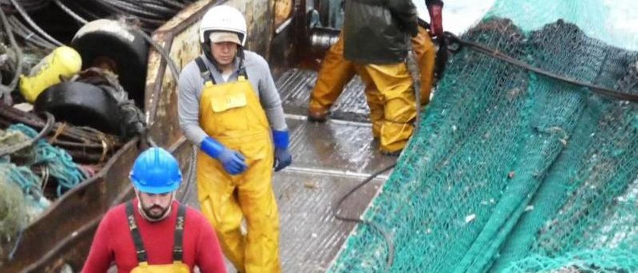 Marineros del “Villa de Pitanxo”, trabajando a bordo antes del hundimiento.