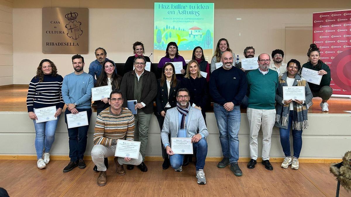 Los galardonados y las autoridades presentes en el acto.