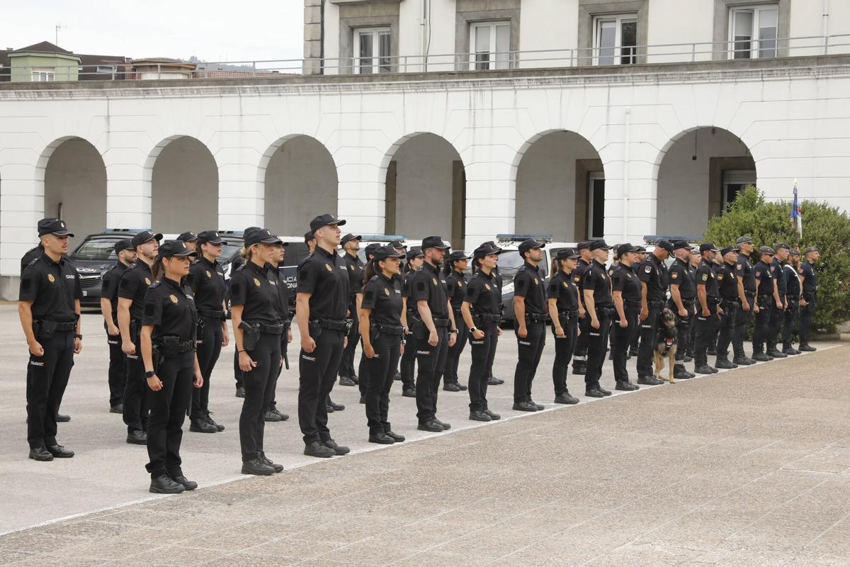 Oviedo. Acto de presentación de los 31 policías en periodo de prácticas de la Jefatura Superior de Policía de Asturias. En las dependencias policiales de Buenavista