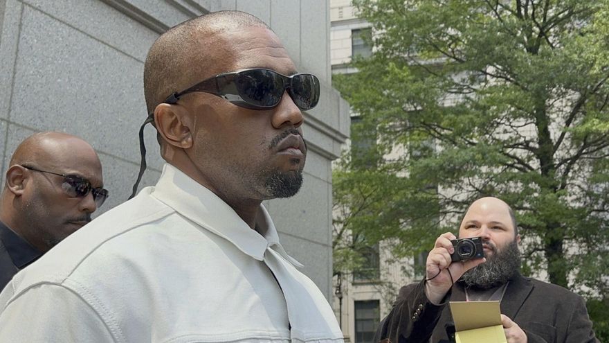 Ye, antes conocido como Kanye West, abandona el tribunal federal durante el juicio de Sean 'Diddy' Combs en Nueva York, el viernes 13 de junio de 2025.