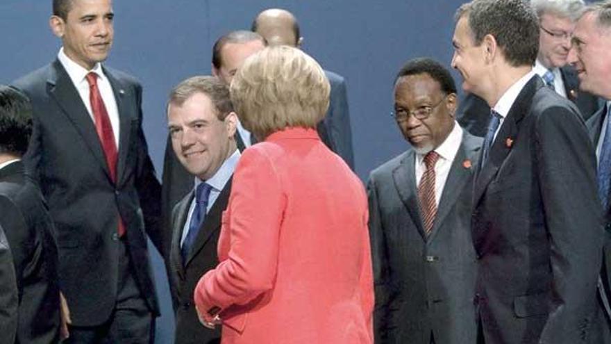 El presidente norteamericano Barack Obama y su homólogo español José Luis Rodríguez Zapatero cruzan sus miradas en un momento de la cumbre de jefes de estado celebrada ayer en Londres.