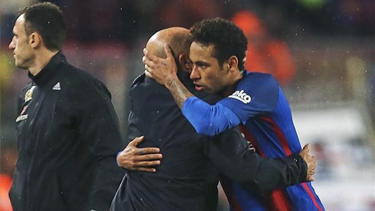 Sampaoli, abrazado con Neymar