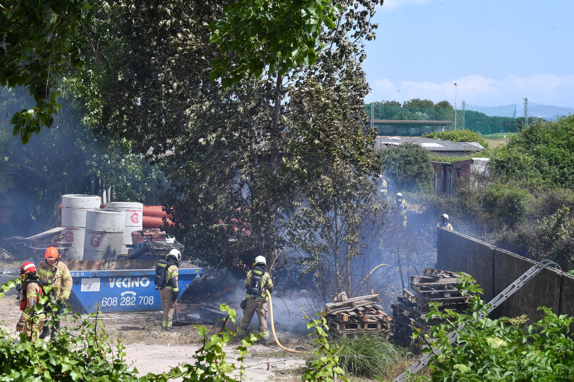 Los bomberos de A Coruña acuden a la avenida de Navarra por un incendio