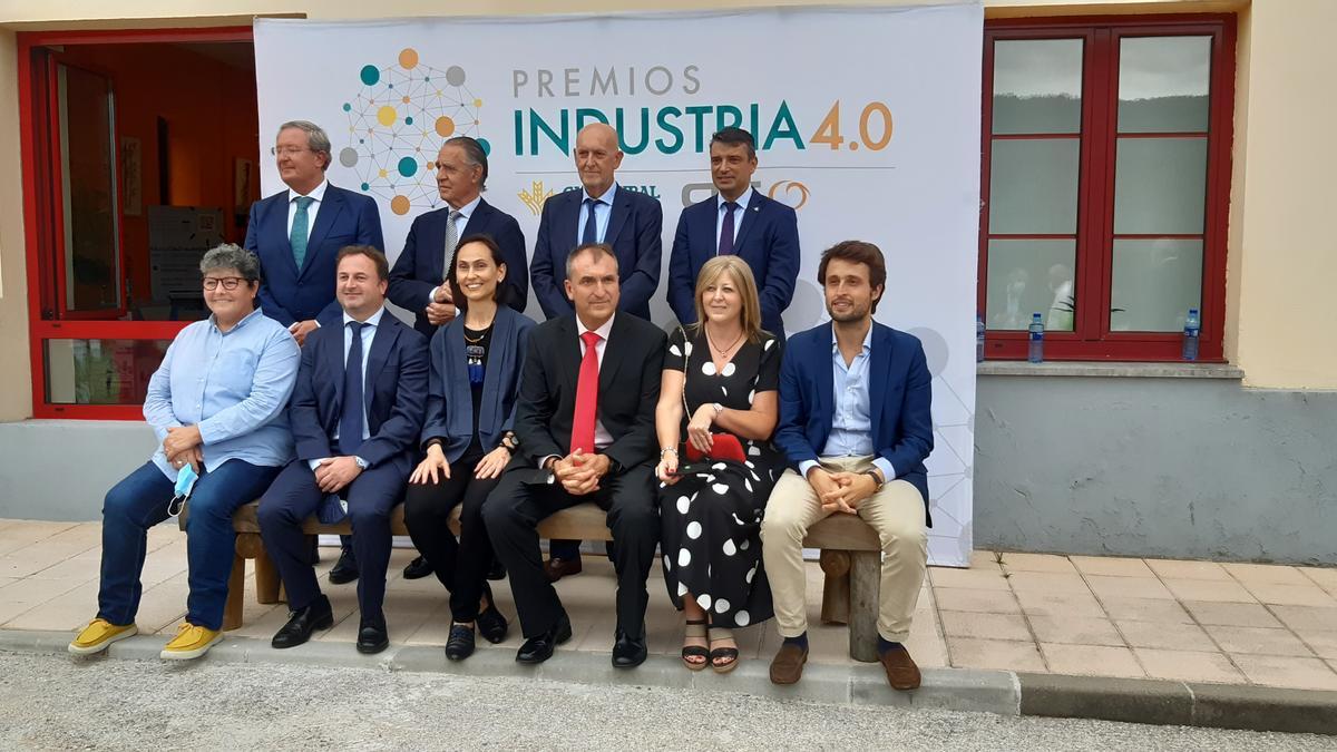 Susana Martínez, tercera por la izquierda, ayer, antes del inicio de la gala