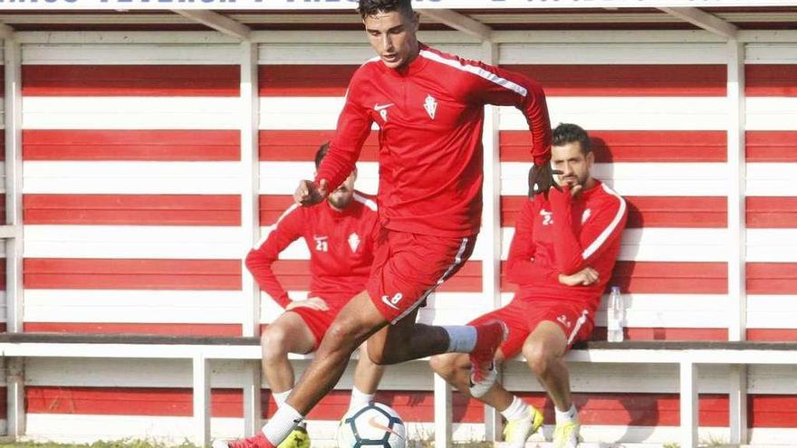 Rachid conduce un balón en el entrenamiento del pasado lunes.