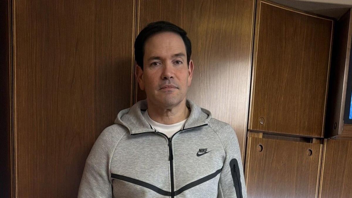 El secretario de Estado de EEUU, Marco Rubio, desde el Air Force One, en una fotografía publicada por el director de comunicaciones de la Casa Blanca, Steven Cheung donde aparece vistiendo el mismo modelo de chándal que llevaba el presidente de Venezuela, Nicolás Maduro, tras ser capturado.