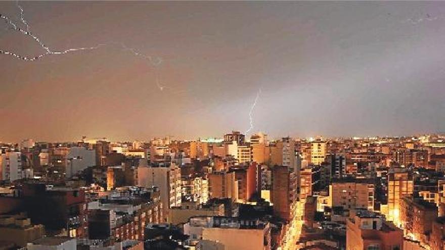 Vista panorámica de Castelló durante la tormenta que estuvo acompañada por un fuerte aparato eléctrico.