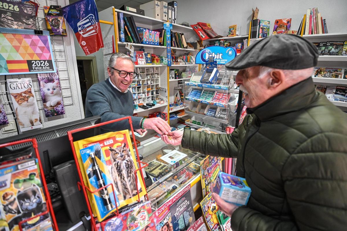 José Gil atiende a un cliente este jueves en Elda.