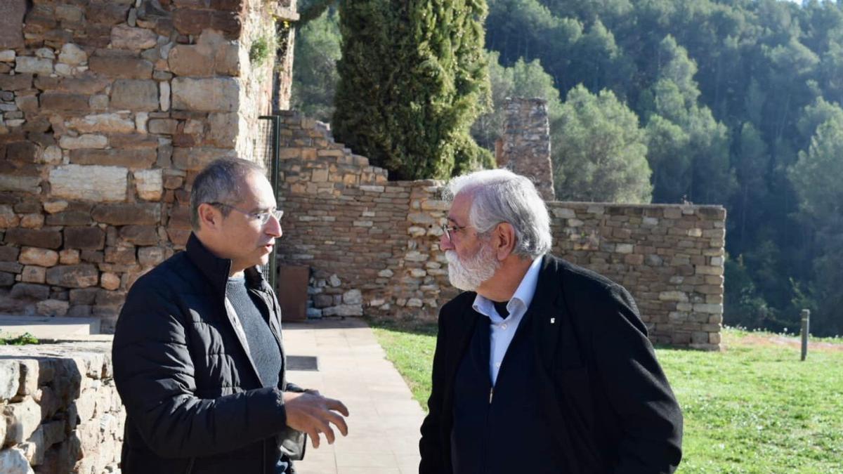 Vicenç Villatoro (a la dreta), amb l&#039;alcalde, Domènec Òrrit, davant el Museu dels Maquis, aquest dijous