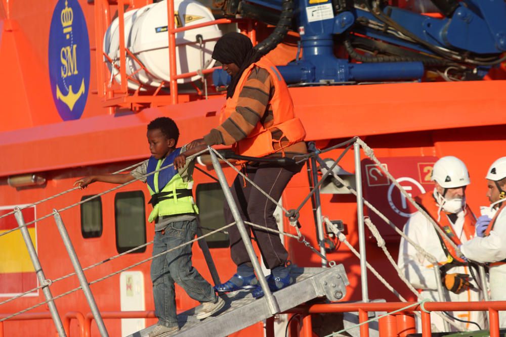 Trasladados a Málaga los ocupantes de una patera rescatada por Salvamento Marítimo