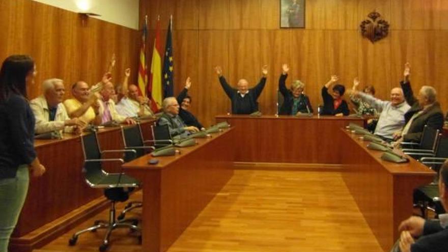 Los mayores «asaltan» el Ayuntamiento para celebrar su Día Internacional