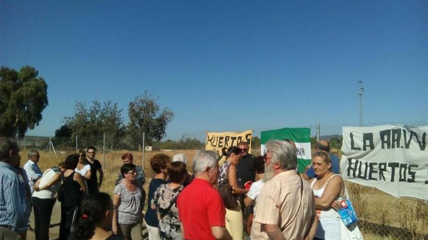 Vecinos constituyen una comisión para reclamar huertos urbanos en el Cordel de Écija