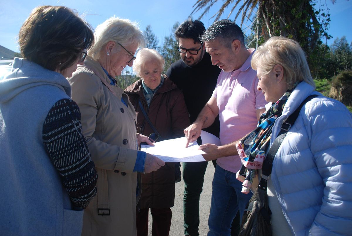 El concejal Josín Amor explica detalles del proyecto a las integrantes de la Junta Vecinal de Posada.