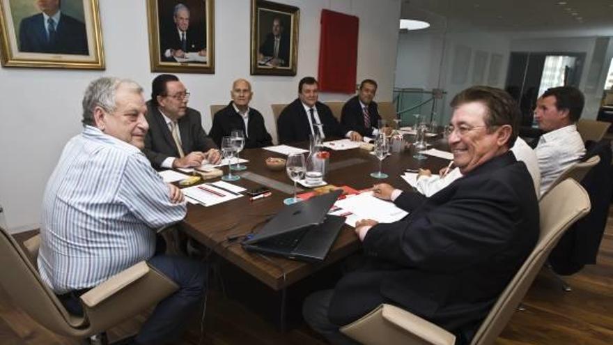 Valenzuela, junto a varios empresarios de Alicante, durante una reunión de su comité ejecutivo de la Cámara de Comercio.