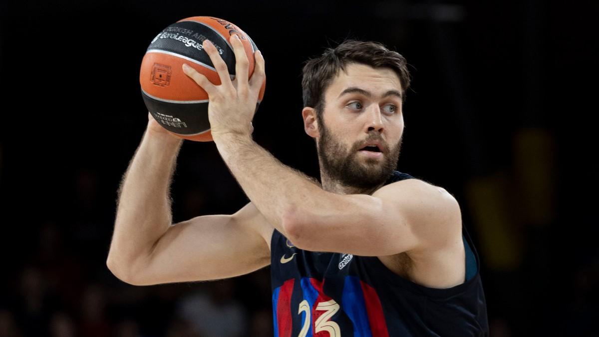 El pívot controla el balón en el partido ante el Olympiacos Piraeus