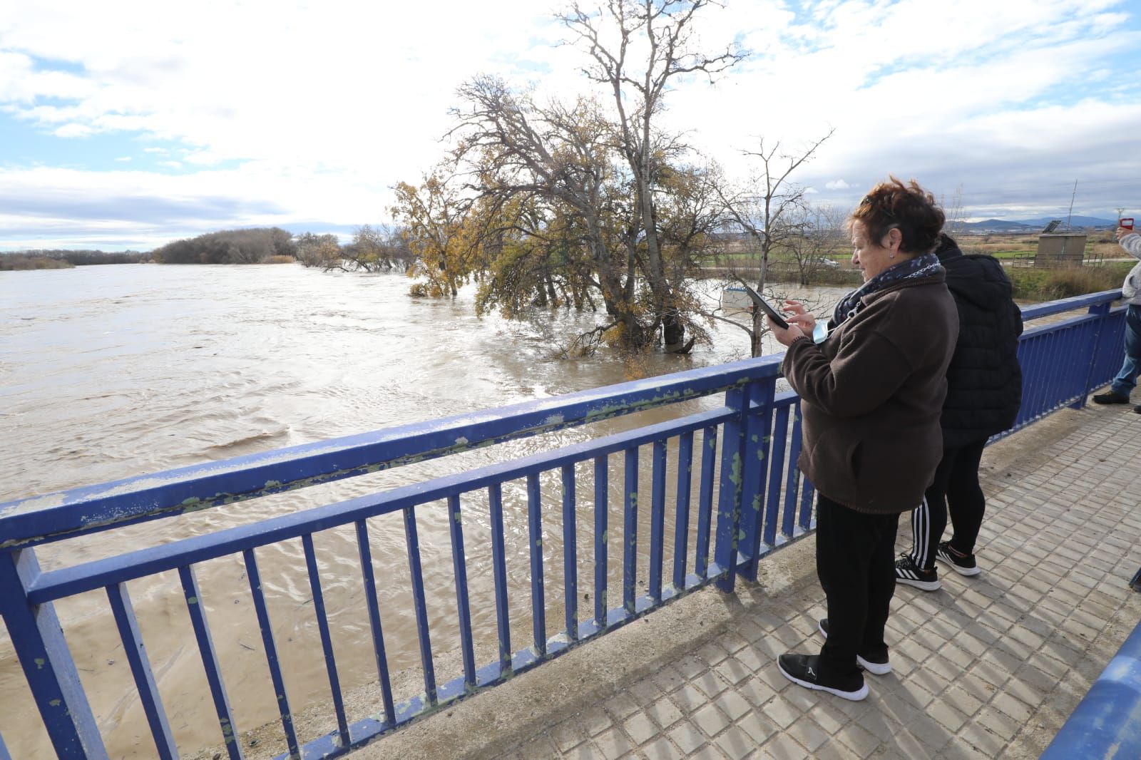 El municipio zaragozano de Novillas se prepara para la punta de la crecida