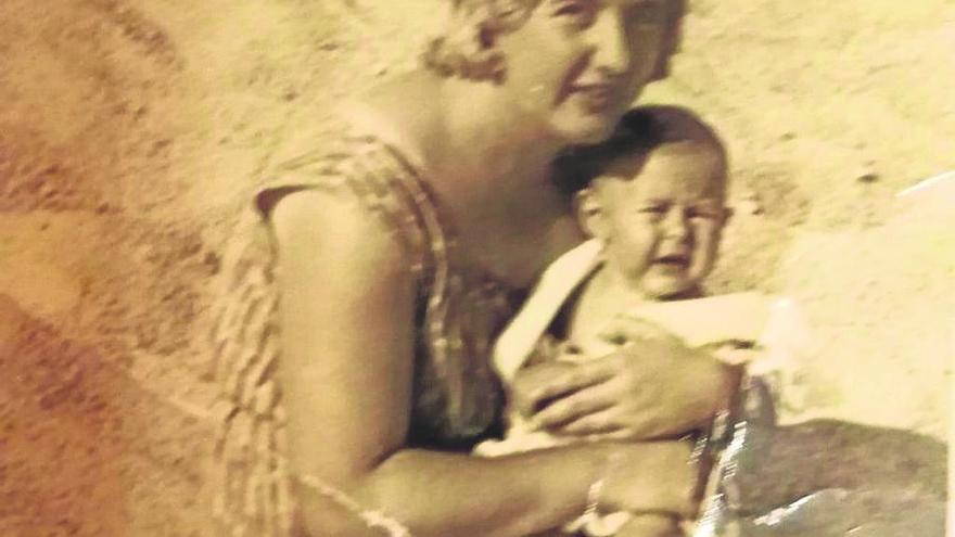 Paco García, en los brazos de su madre, en una foto tomada en Calella (Barcelona) en 1962.