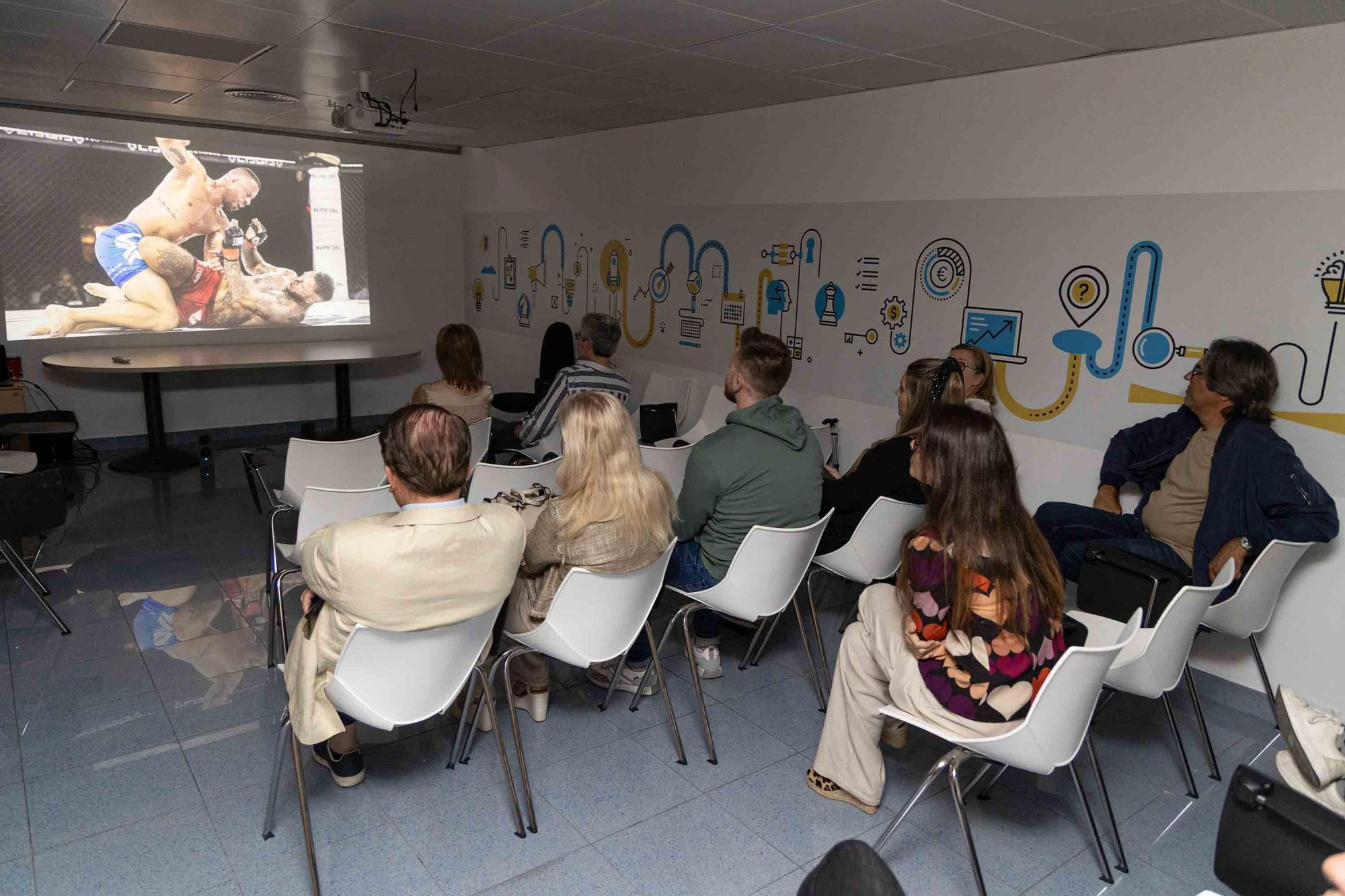 lleno total en la inauguración de INFotoperiodistas 2024,. un año de fotografía de prensa en Alicante