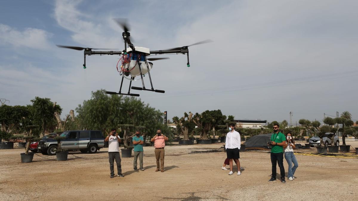 Pruebas con el dron que se encargará de controlar las plagas desde las alturas