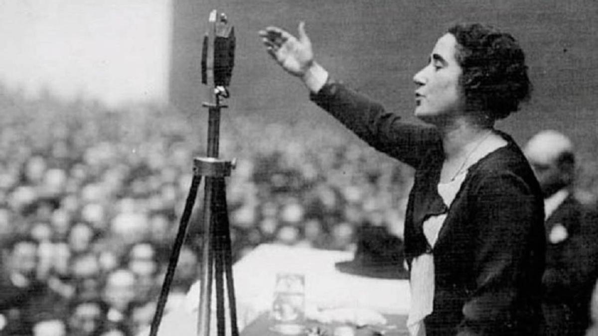 Clara Campoamor dando un discurso