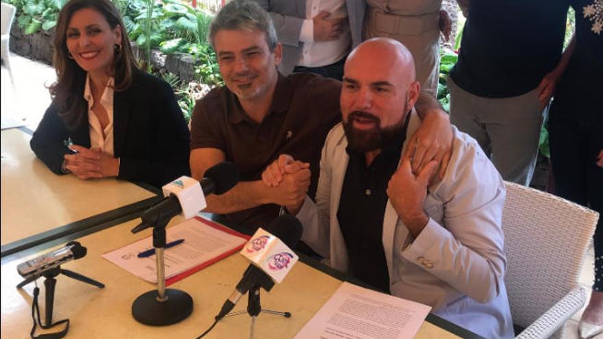 David Hernández (ACP) y Marco González (derecha) se dan la mano tras la firma del pacto, junto a Carolina Rodríguez (PSOE).