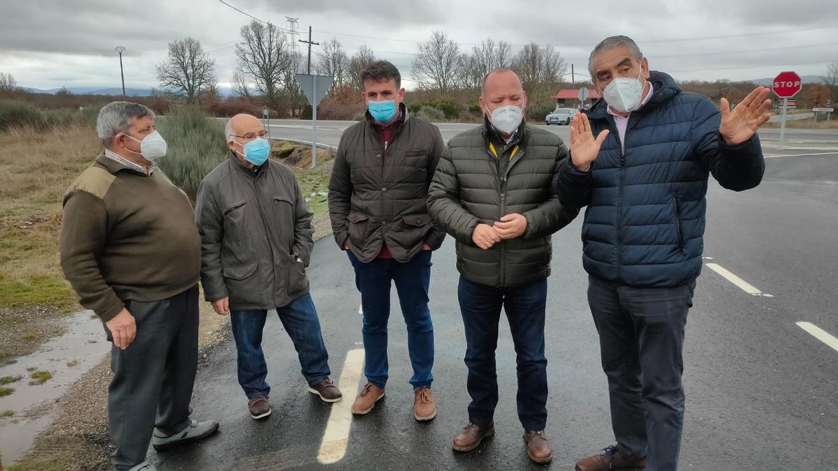 Visita de José María Barrios y Ramiro Silva a la carretera de Lanseros, recientemente mejorada.