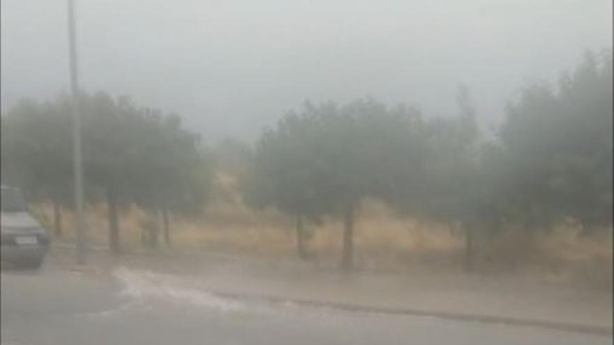 Las fuertes lluvias inundan varias calles en Biar.