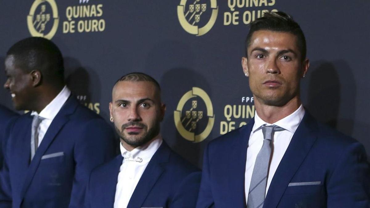 Cristiano Ronaldo, junto a Quaresma durante la gala de los premios Quina de Oro