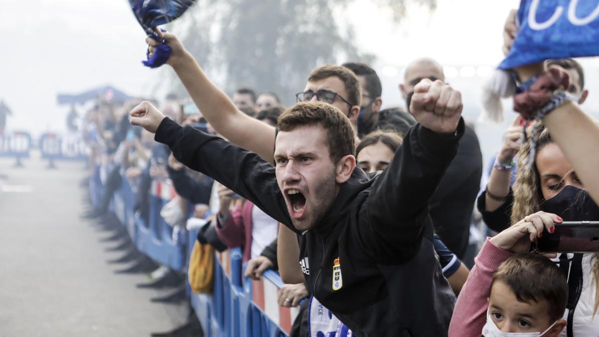 Ambiente de las aficiones en los prolegómenos del derbi