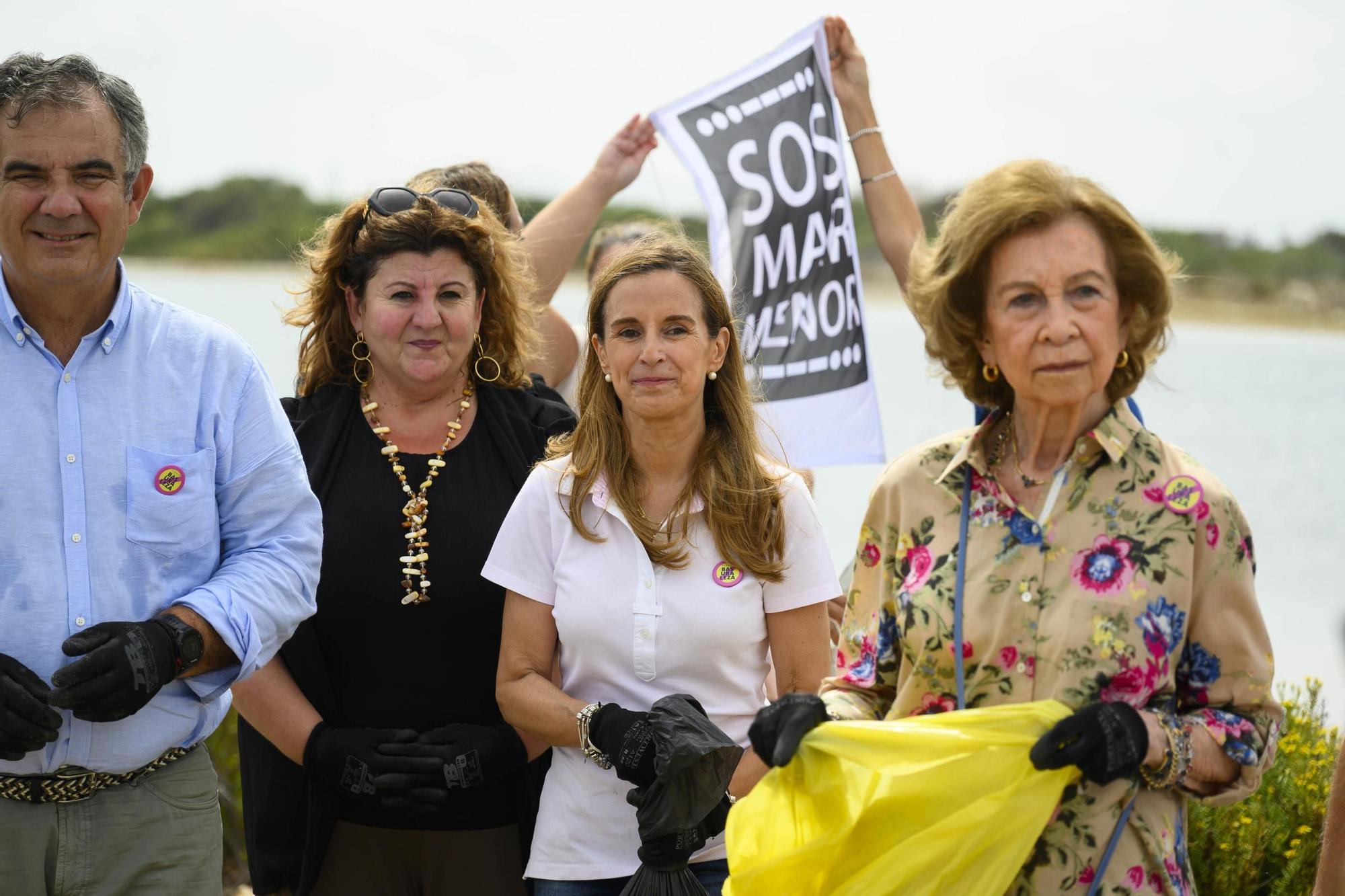 16092023-REINA SOFIA PARTICIPA EN RECOGIDA DE BASURAS EN LA MANGA CALA DEL ESTACIO SAN JAVIER -61.JPG